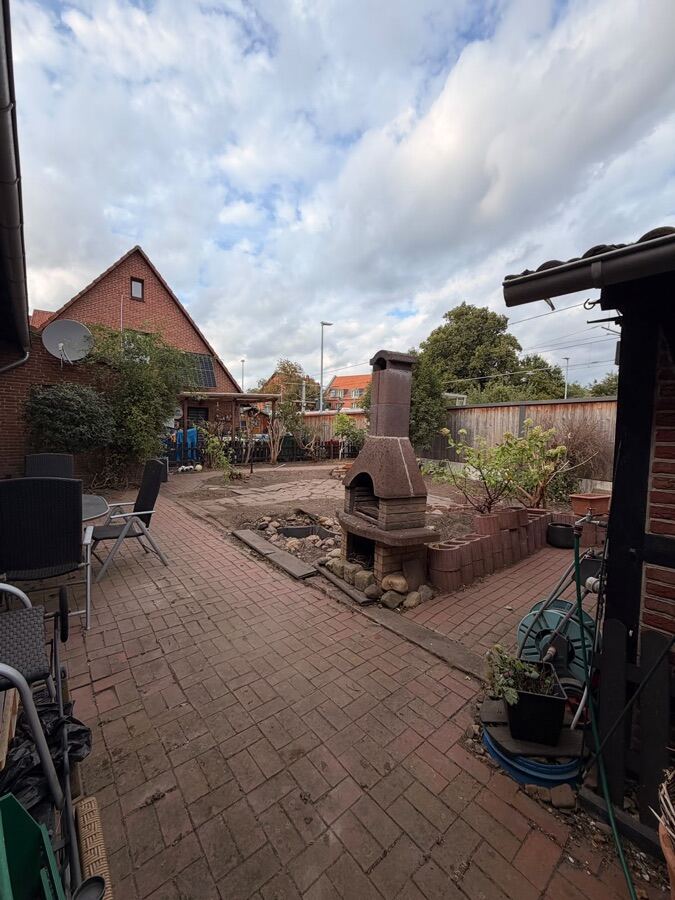 Freigeschnittener, aufgeräumter Garten nach der Sanierung