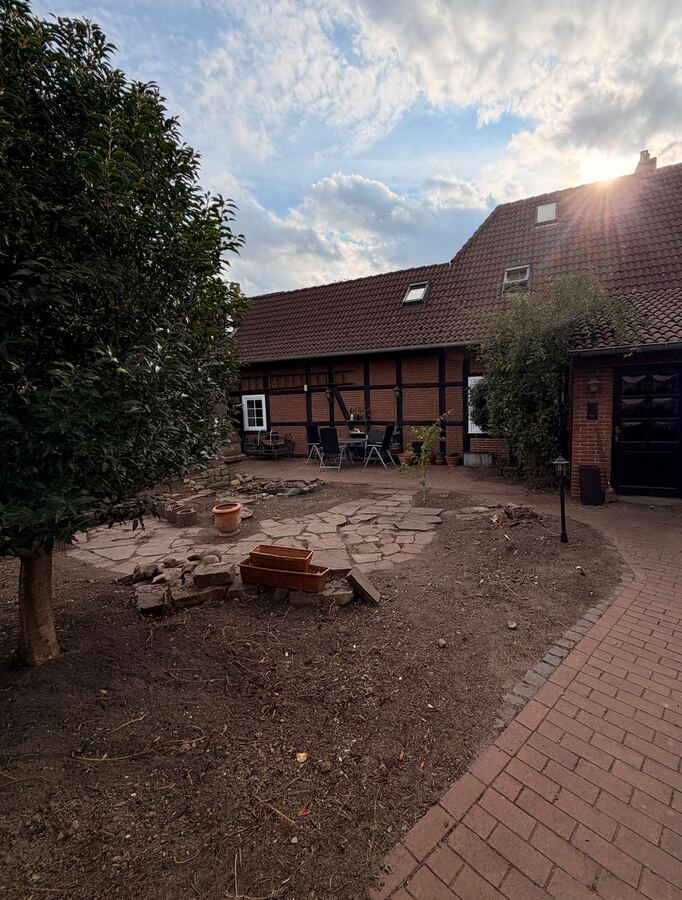 Freigeräumter Garten mit freigelegtem Natursteinweg