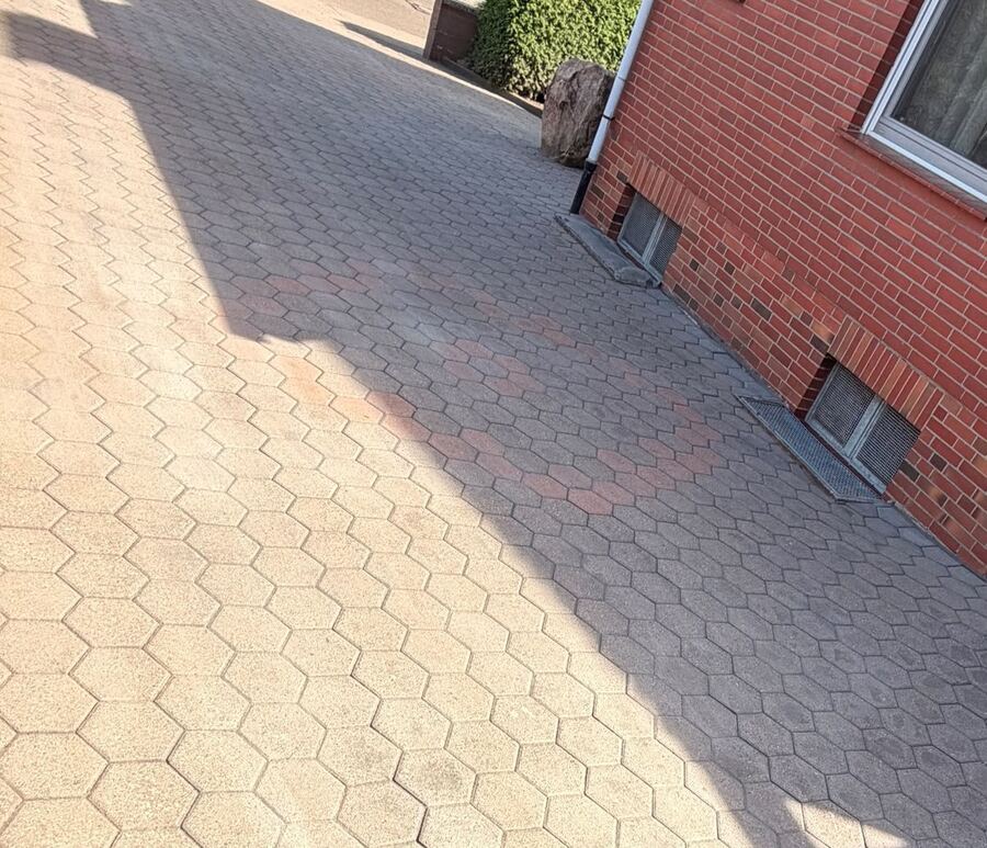 Hofeinfahrt nach Hochdruckreinigung, warme Terrakotta-Optik