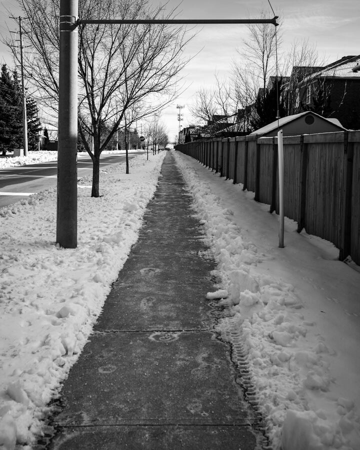 Geräumter und gestreuter Gehweg im Winter in Hannover