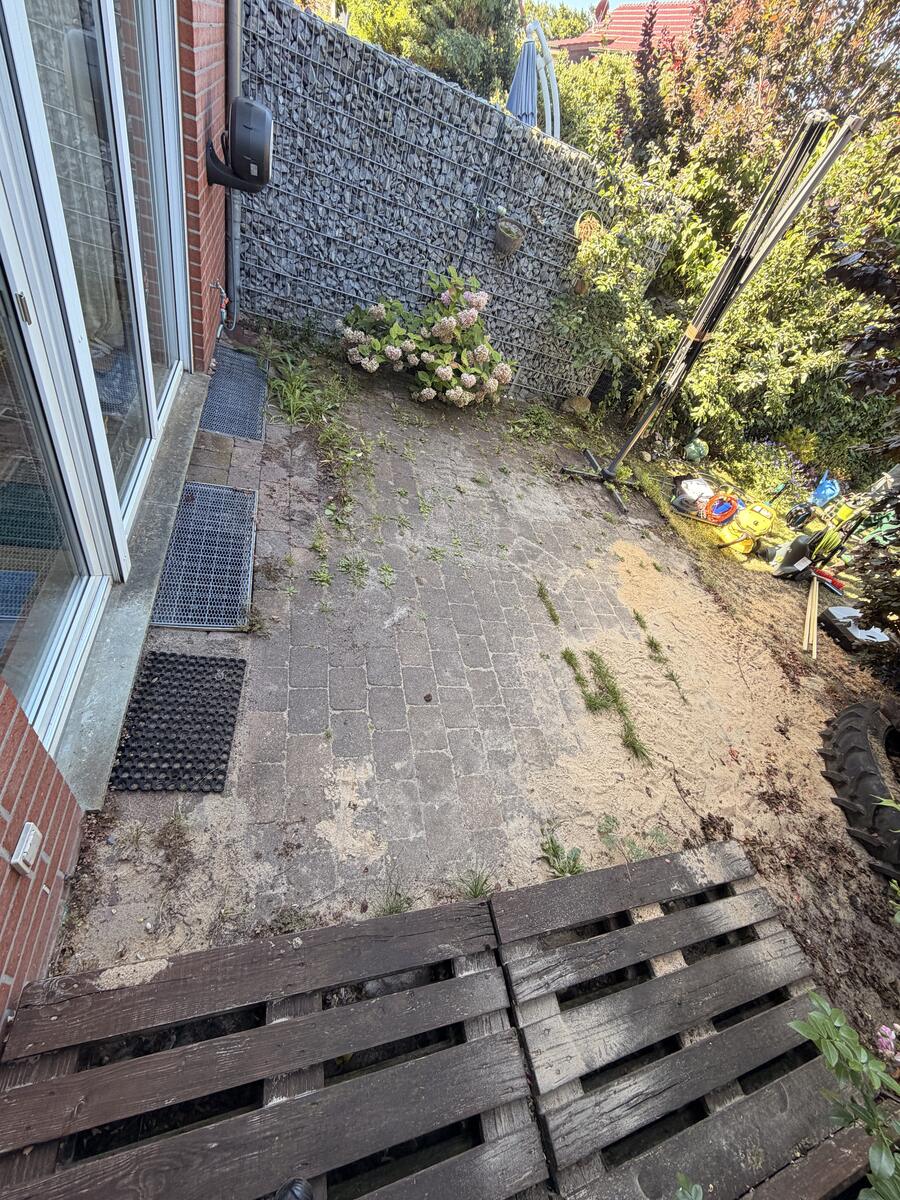 Terrassenreinigung vorher Hannover – graues, vermoostes Betonpflaster im Fischgrätverband